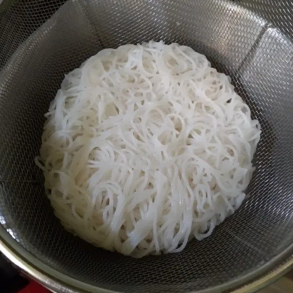 Seduh bihun hingga mengembang, tiriskan