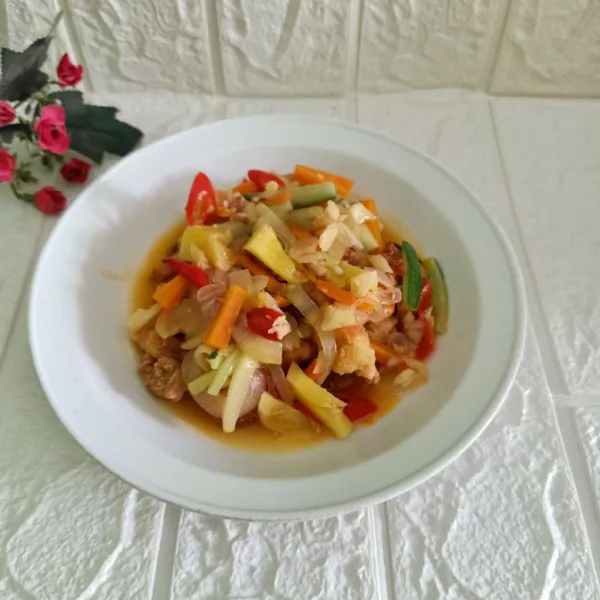 letakkan potongan ayam ke  piring. lalu siram dengan kuah asam manis tadi. Makanan siap dihidangkan.