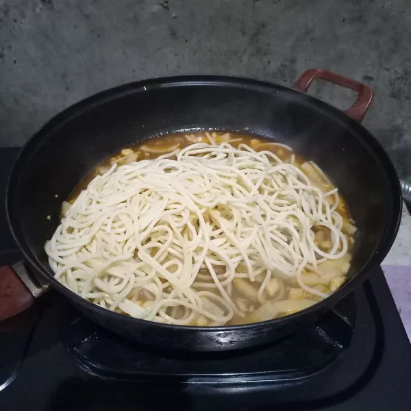 Masukkan spaghetti yang sudah direbus.