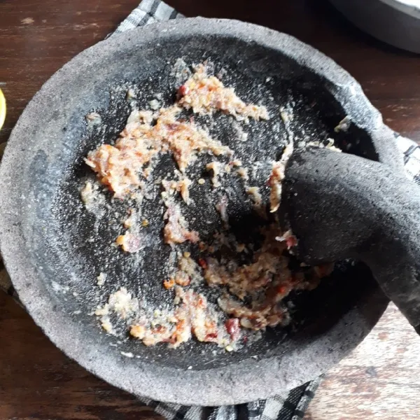 Goreng bawang putih, bawang merah, kemiri dan cabai merah hingga empuk, tiriskan. Ulek bumbu yang digoreng tadi dan ketumbar hingga halus.