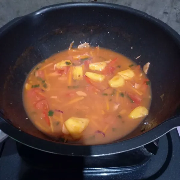 Masukkan irisan nanas dan tomat. Tuang larutan tepung maizena. Aduk sampai kental.