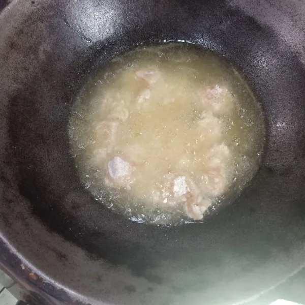 Setelah ayam terbaluri tepung, masukkan kedalam minyak panas dan goreng sampai matang.