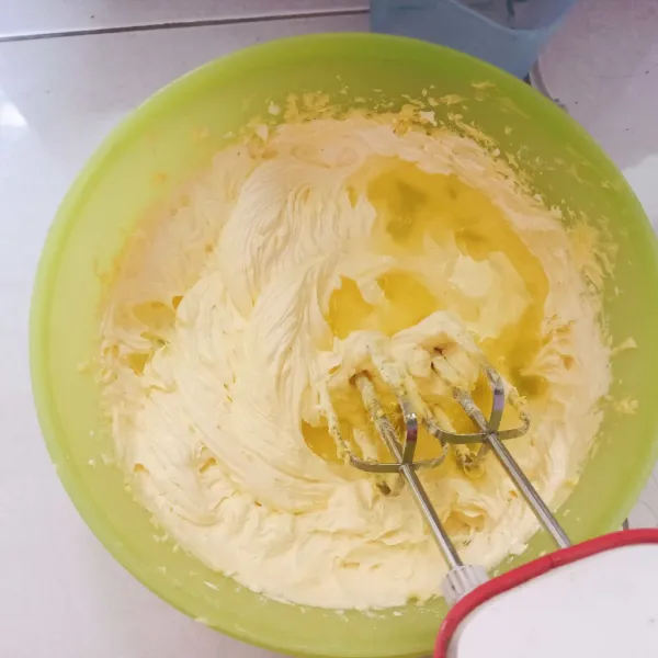 Masukan putih telur mixer sampai tercampur rata