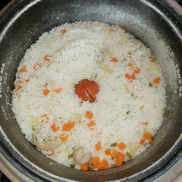 Masak seperti memasak nasi pada umumnya, setelah matang aduk-aduk dan tunggu sampai benar-benar tanak.