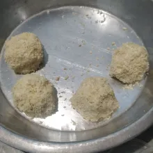 Bulatkan adonan lalu lapisi dengan bahan pelapis dan gulingkan di atas tepung roti. Simpan di wadah lalu masukkan ke dalam kulkas selama 45 menit.