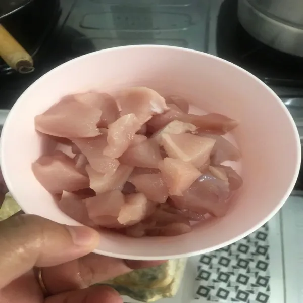 Siapkan ayam fillet lalu chopper hingga halus.