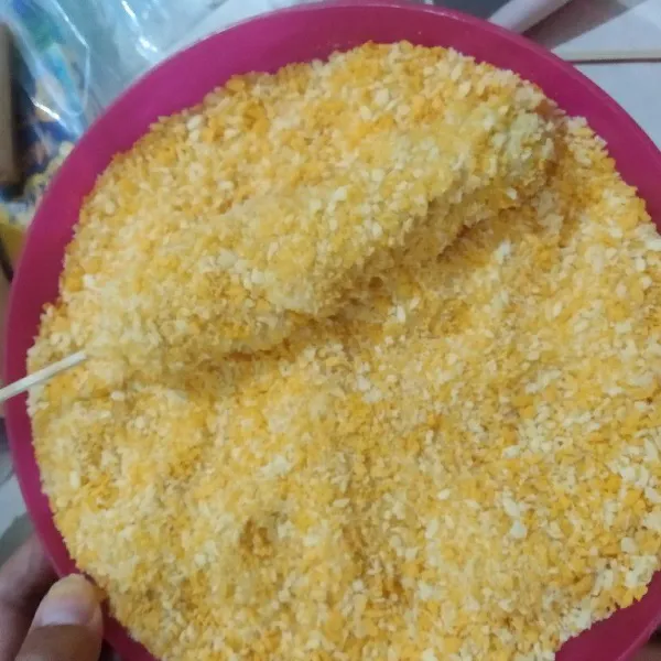 Lalu balur ke dalam tepung roti, balur hingga rata, kemudian diamkan ke dalam freezer kurang lebih 15-20 menit