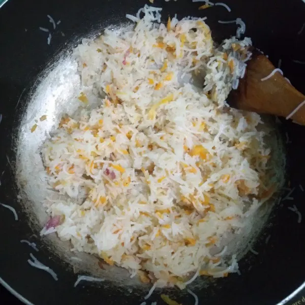 Tambahkan bihun, garam, kaldu bubuk, lada bubuk, aduk rata, koreksi rasa, angkat
