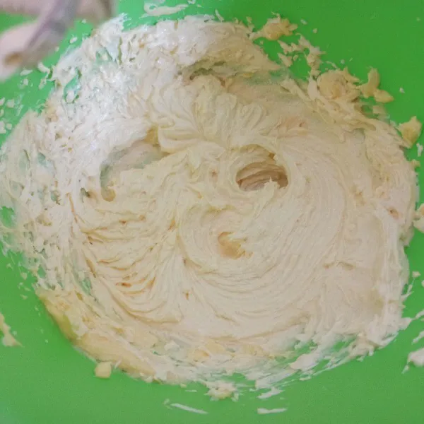 Di wadah lain mixer margarin, vanilla extract dan gula halus sampai creamy.