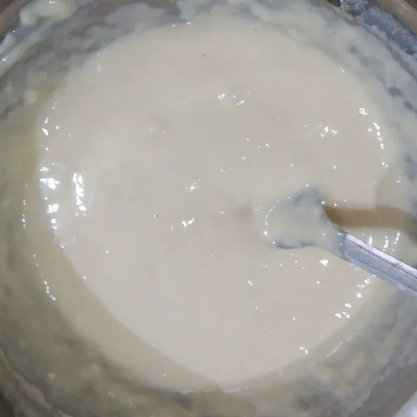 Campur semua bahan adonan tepung menjadi satu hingga membentuk pasta