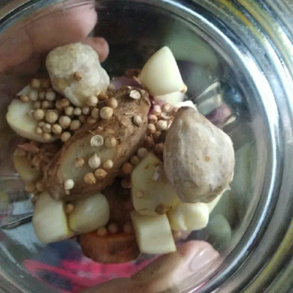 Siapkan bumbu yang akan di haluskan . Kemudian blender sampai halus