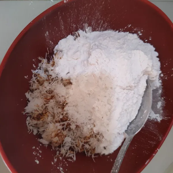 Campurkan kelapa sangrai, tepung ketan dan garam.