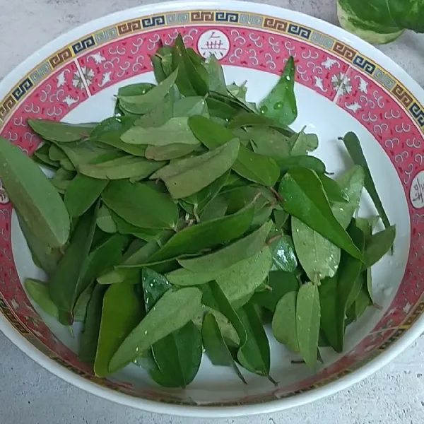 Masukkan daun cincau dan air ke dalam baskom, lalu remas-remas hingga daunnya hancur dan air mulai agak mengental. Tambahkan air jeruk nipis. Segera saring lalu simpan di kulkas sampai cincaunya set.