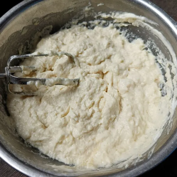 Campur tepung terigu, gula pasir dan garam, tuang air sedikit demi sedikit sambil diaduk sampai jadi adonan yang pekat.