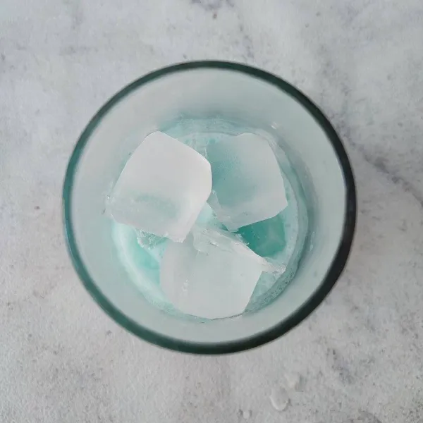 Masukkan es batu sampai ¾ tinggi gelas.