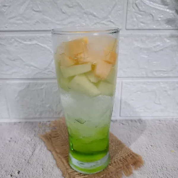 Tambahkan nata de coco dan tuang air mineral secukupnya.