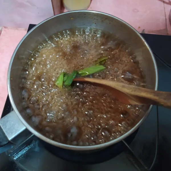 Rebus gula aren, daun pandan dan air sampai mendidih dan gula larut. Saring dan dinginkan.