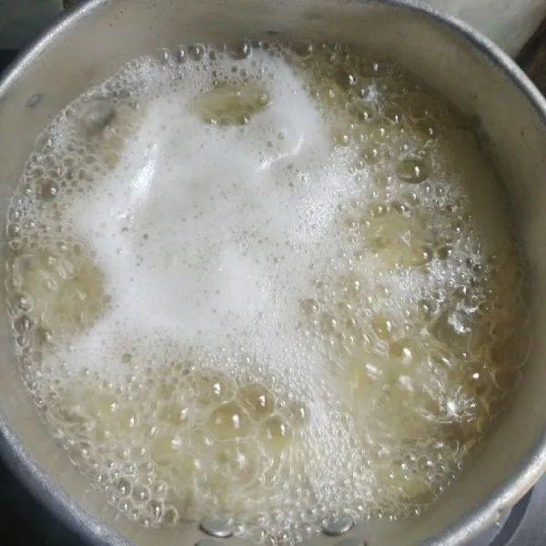 Panaskan air dalam panci , lalu rebus kentang hingga setengah matang