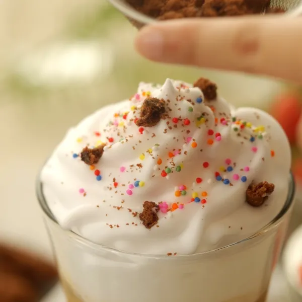 Finishing : 
Tuang Good Day Cookies ‘N Cream ke dalam gelas, hidangkan dengan whip cream. Strawberry Cookies ‘N Cream siap disajikan.
