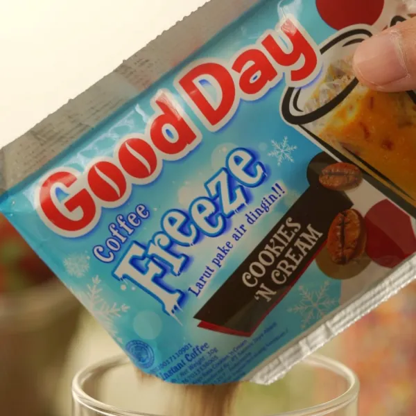 Melarutkan Good Day Cookies N Cream :
Larutkan Good Day Cookies ‘N Cream dengan 100 ml air dingin, aduk hingga larut.