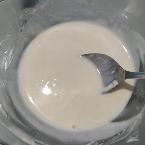Buat bahan pelapis dengan mencampurkan tepung terigu dan air yang diaduk rata.