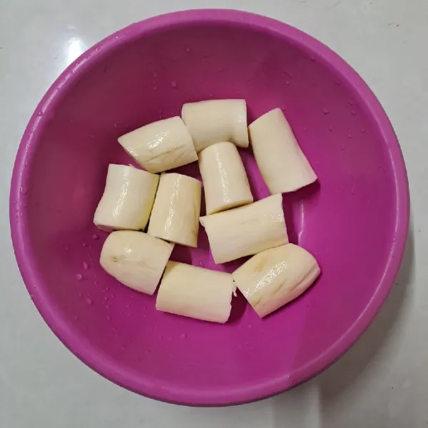 Kupas singkong lalu potong-potong sesuai selera.