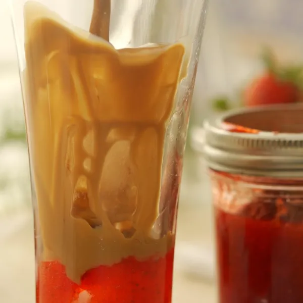 Menyiapkan Strawberry  :
Masukkan 3 potong strawberry segar kedalam gelas, lumatkan sedikit. Lalu Masukkan strawberry compote dan masukkan es batu.