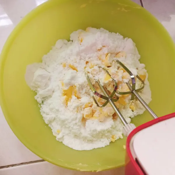 Mixer margarin dan gula halus sampai mengembang putih