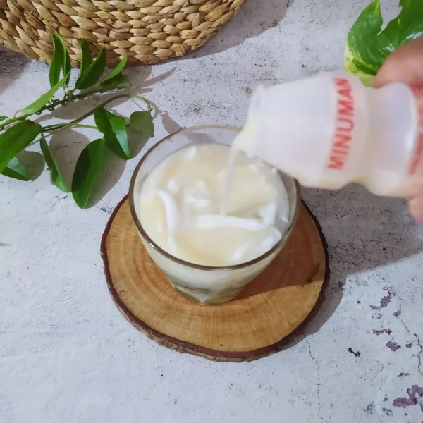 Tuang minuman probiotik. Siap untuk disajikan.