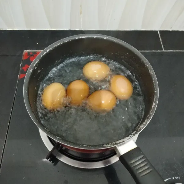 Rebus telur dengan air secukupnya hingga matang. Lalu kupas.