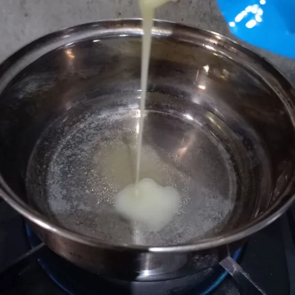 Tuang susu kental manis.