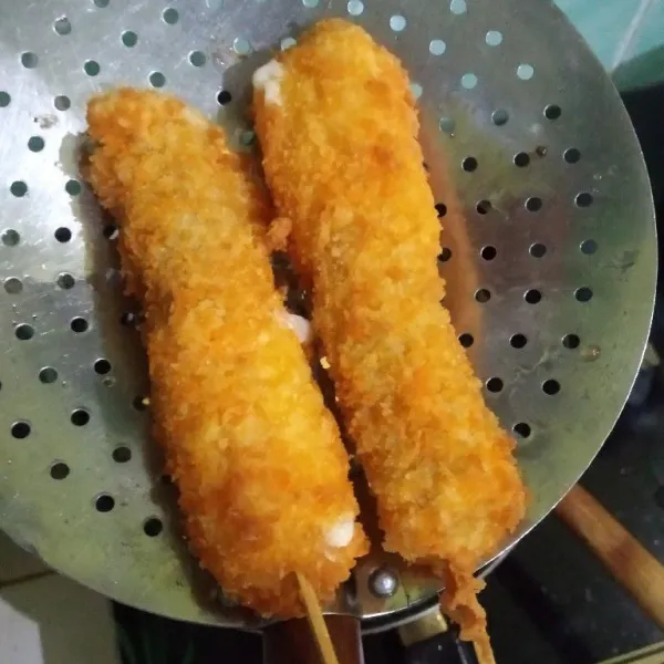 Lalu goreng hingga coklat keemasan, angkat, tiriskan, sajikan dengan mayonaise dan saus sambal