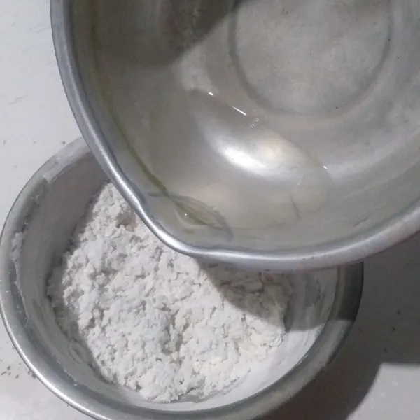 rebus air setelah mendidih angkat,tuang air panas ke dalamnya tepung