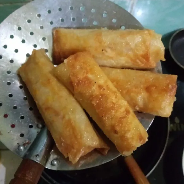 Lalu goreng hingga coklat keemasan, angkat dan sajikan
