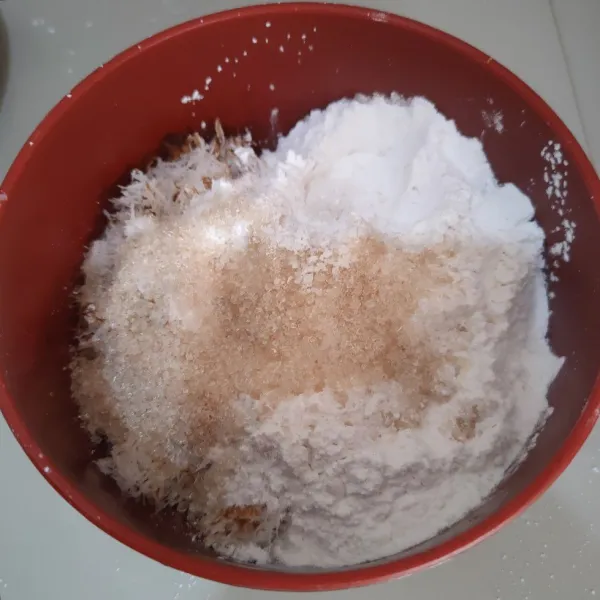 Campurkan kelapa sangrai dengan tepung ketan dan gula pasir.