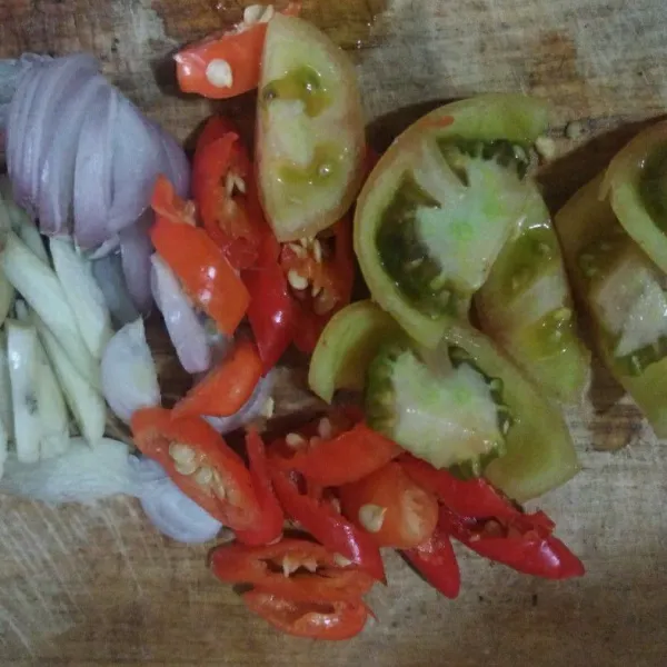 Siapkan bumbu iris . Cabe rawit, bawang merah, bawang putih, dan tomat. Dan geprek jahe.
