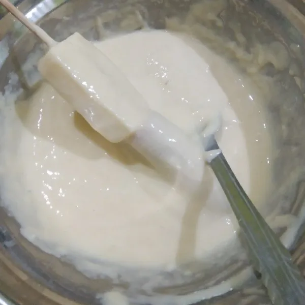 Balur mozzarella sosis ke dalam adonan tepung