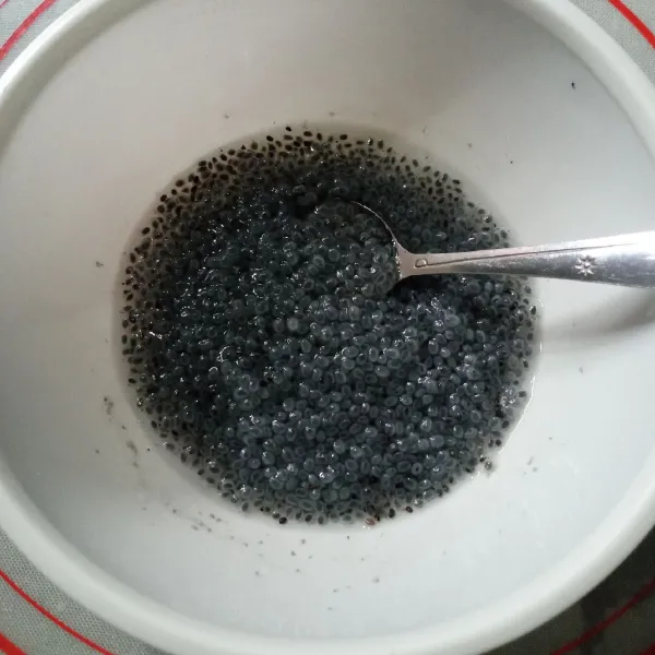 Sementara rendam selasih dengan air hangat. Biarkan sampai mengembang.