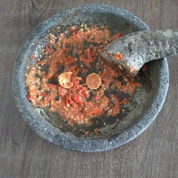 Haluskan semua bahan sambal lalu koreksi rasa sesuai selera.