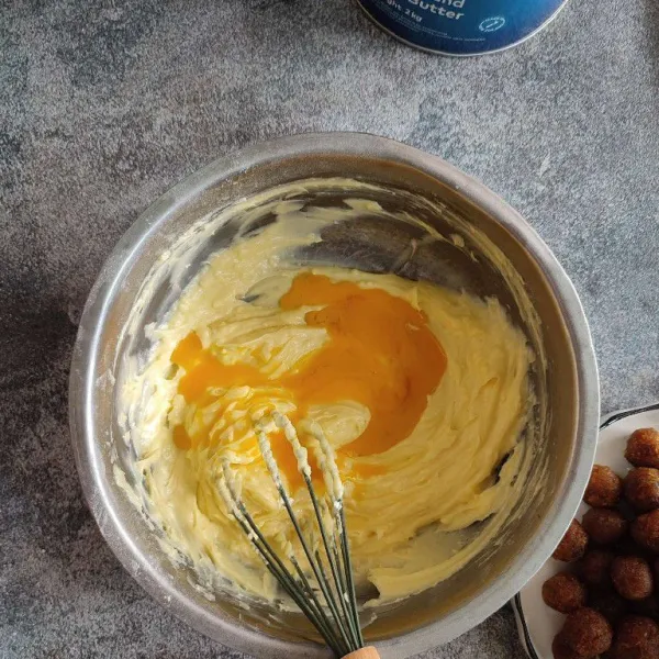 Masukkan kuning telur dan vanila extract. Aduk rata.