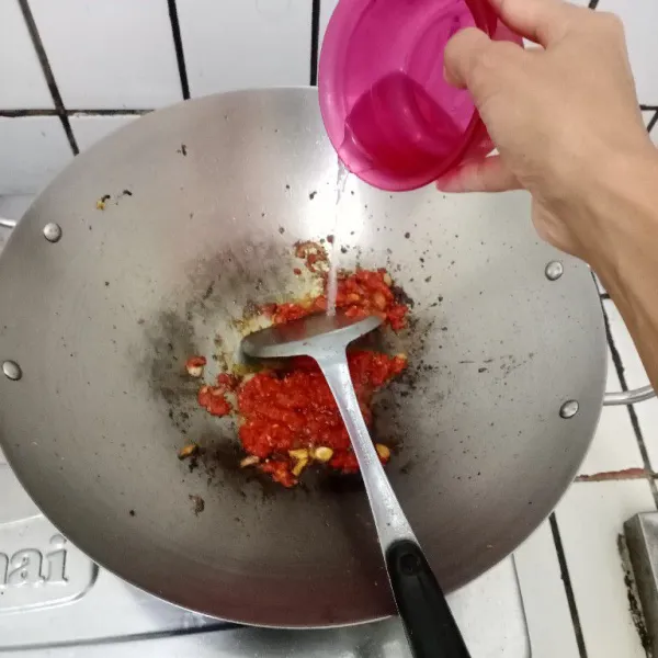 Tambahkan perasan jeruk nipis, air kaldu udang homemade, gula, dan sedikit air. Aduk rata. Masak hingga cabe matang dan air menyusut. Koreksi rasa. Matikan kompor.