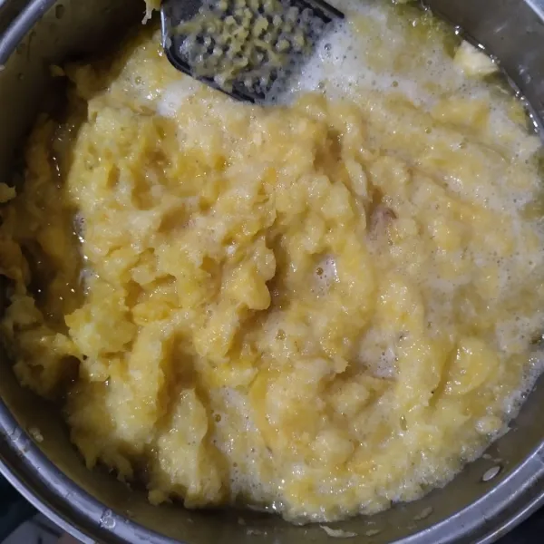 Parut menggunakan parutan keju.