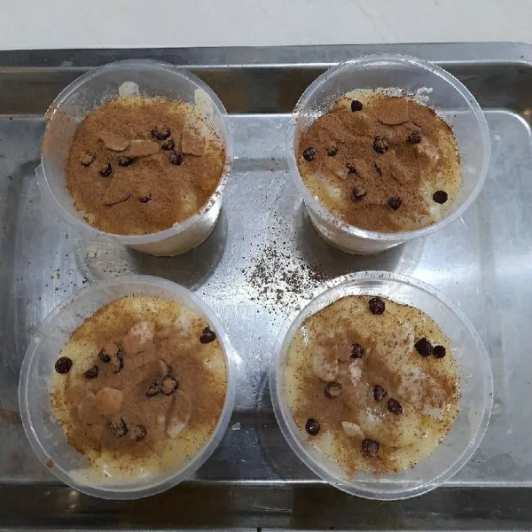 Tuang ke dalam cup lalu taburi dengan almond, chocochip, dan kayu manis bubuk. Siap disajikan.