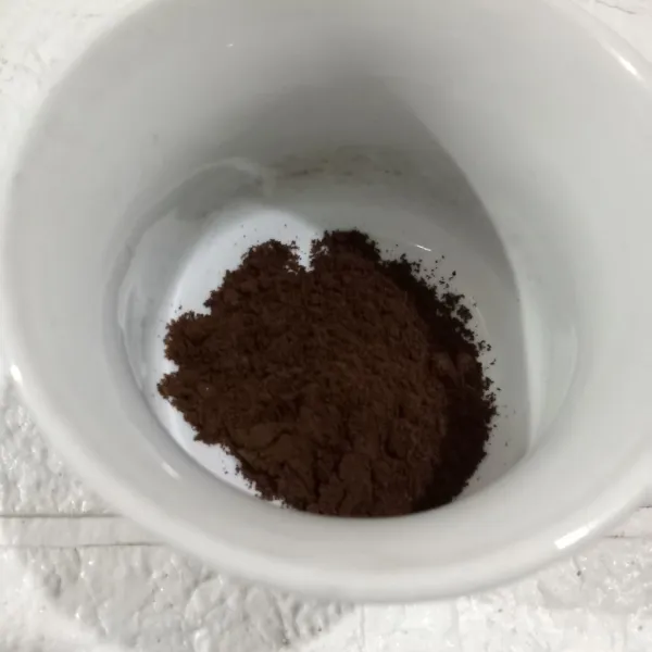 Masukkan bubuk kopi dalam cangkir