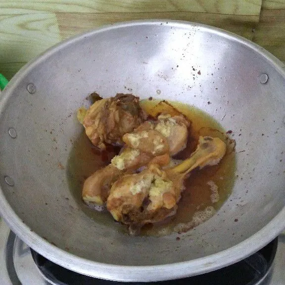 Goreng ayam hingga semua sisi matang lalu angkat dan tiriskan.