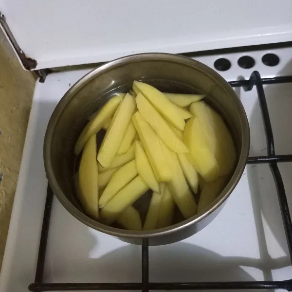 Rebus setengah matang irisan kentang, tiriskan.