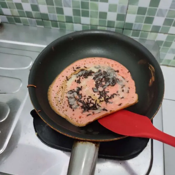Masak hingga martabak kering, kemudian lipat.