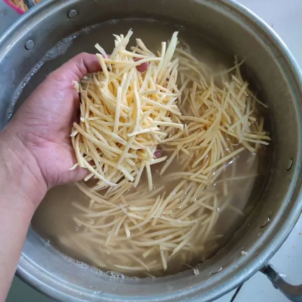 Cuci bersih ubi sebanyak 3 kali hingga air jernih. Kemudian rendam dengan bahan rendaman. Diamkan 30 menit.