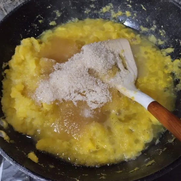 Setelah nanas berubah warna dan air agak surut, masukkan garam dan gula pasir. Aduk rata.