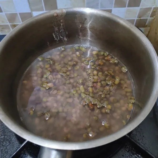 Dipanci terpisah masak kacang hijau sampai empuk dan matang tambahkan daun pandan, gula dan garam. Setelah kacang empuk matikan api.